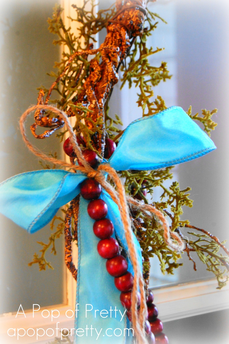 Simple rustic Christmas wreath (in turquoise and red)