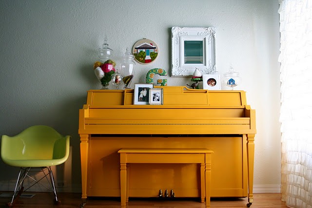 Painting a piano yellow