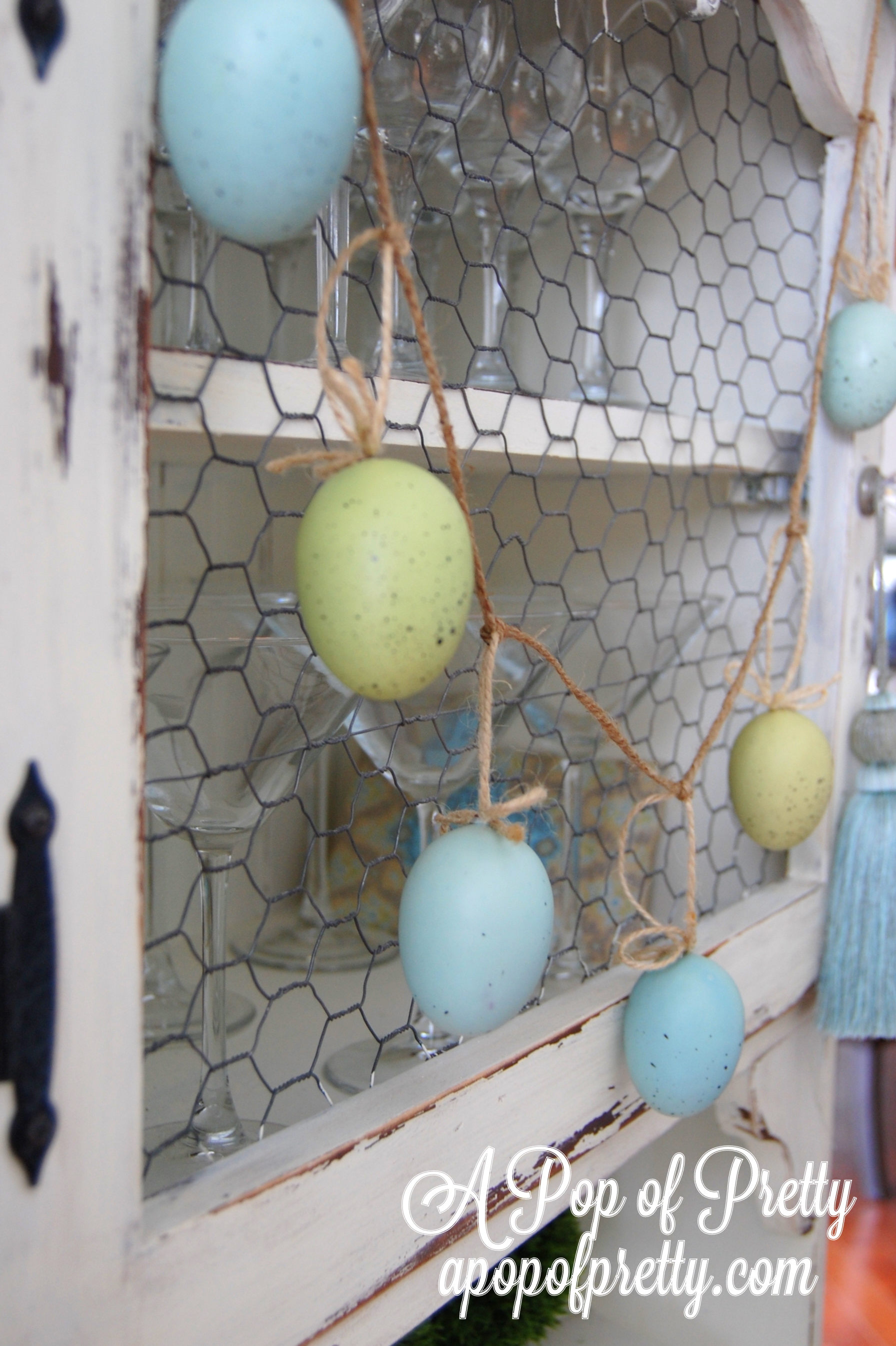 Easter Decorating Ideas: Dip-dyed eggs and paper bunnies!