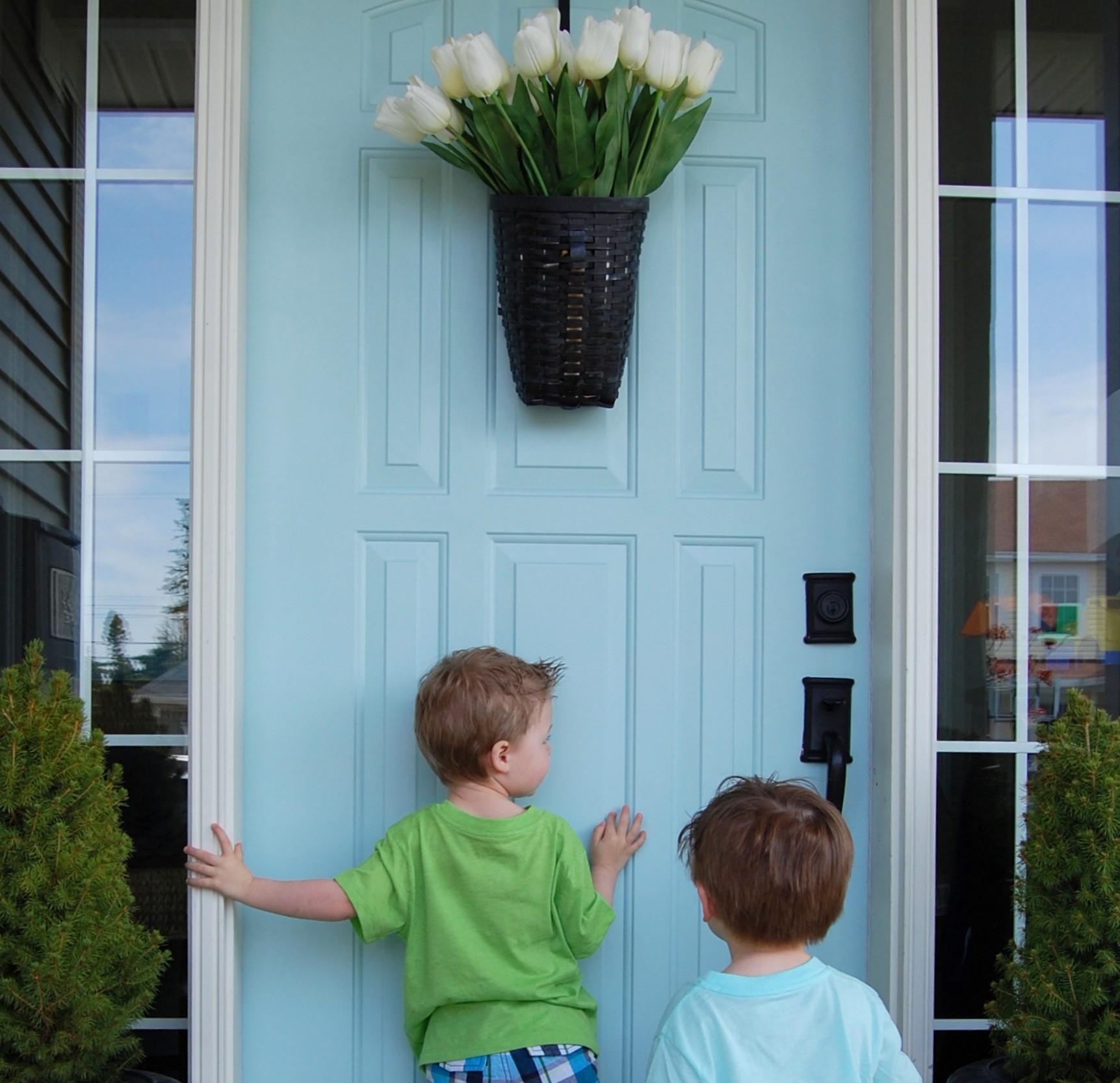 How to paint a door in under an hour {The Harried Mom’s Guide to Paint a Front Door!}