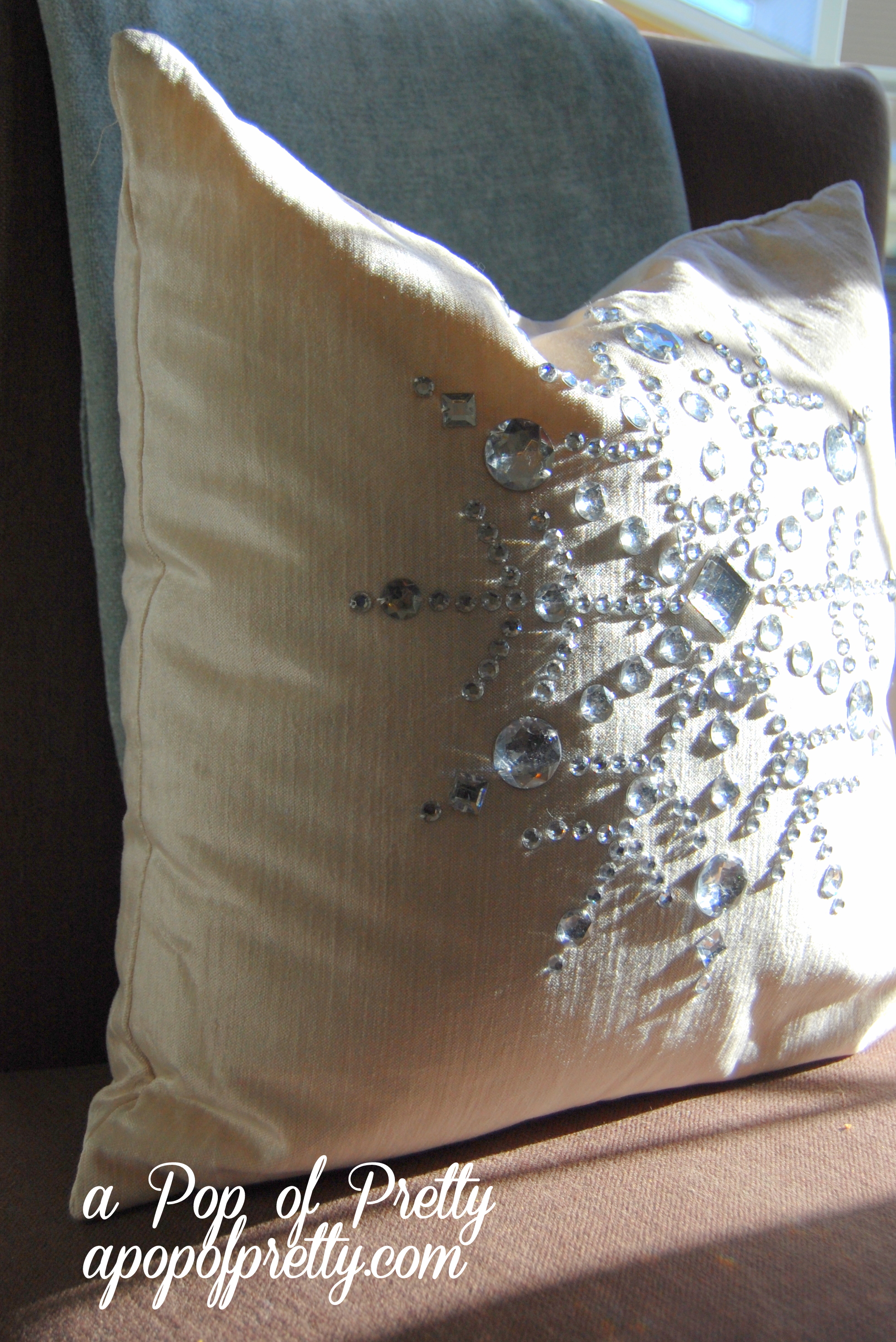 Christmas Decorating Ideas: 10 Pretty Holiday Pillows