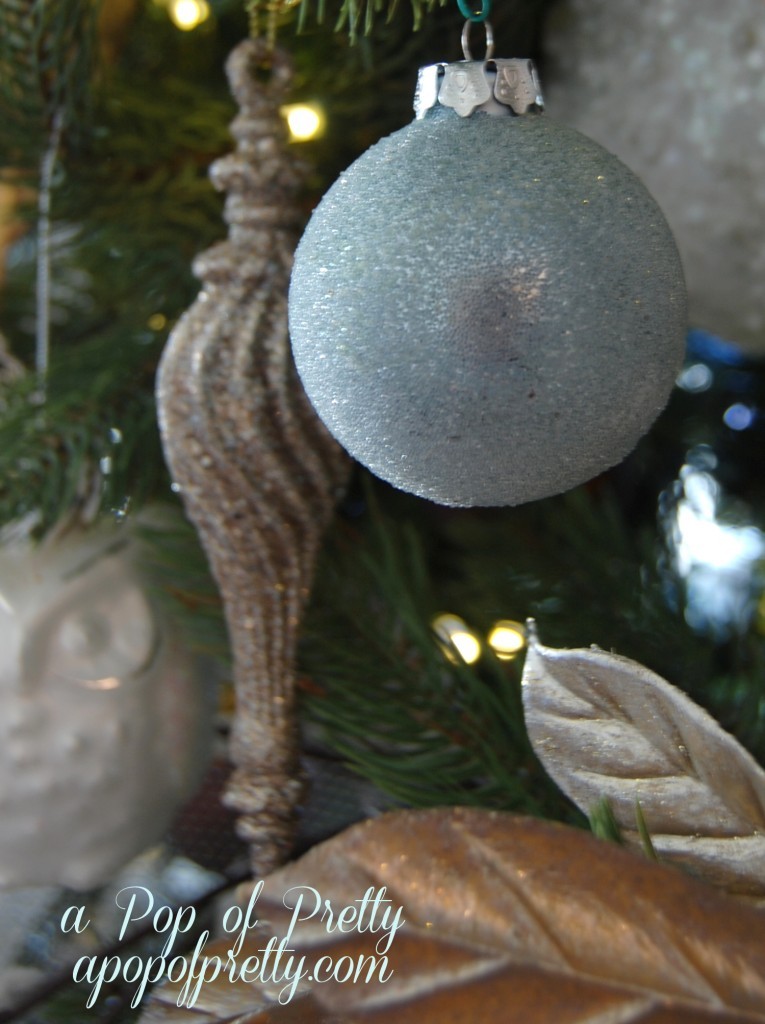 Neutral Christmas tree decorating ideas