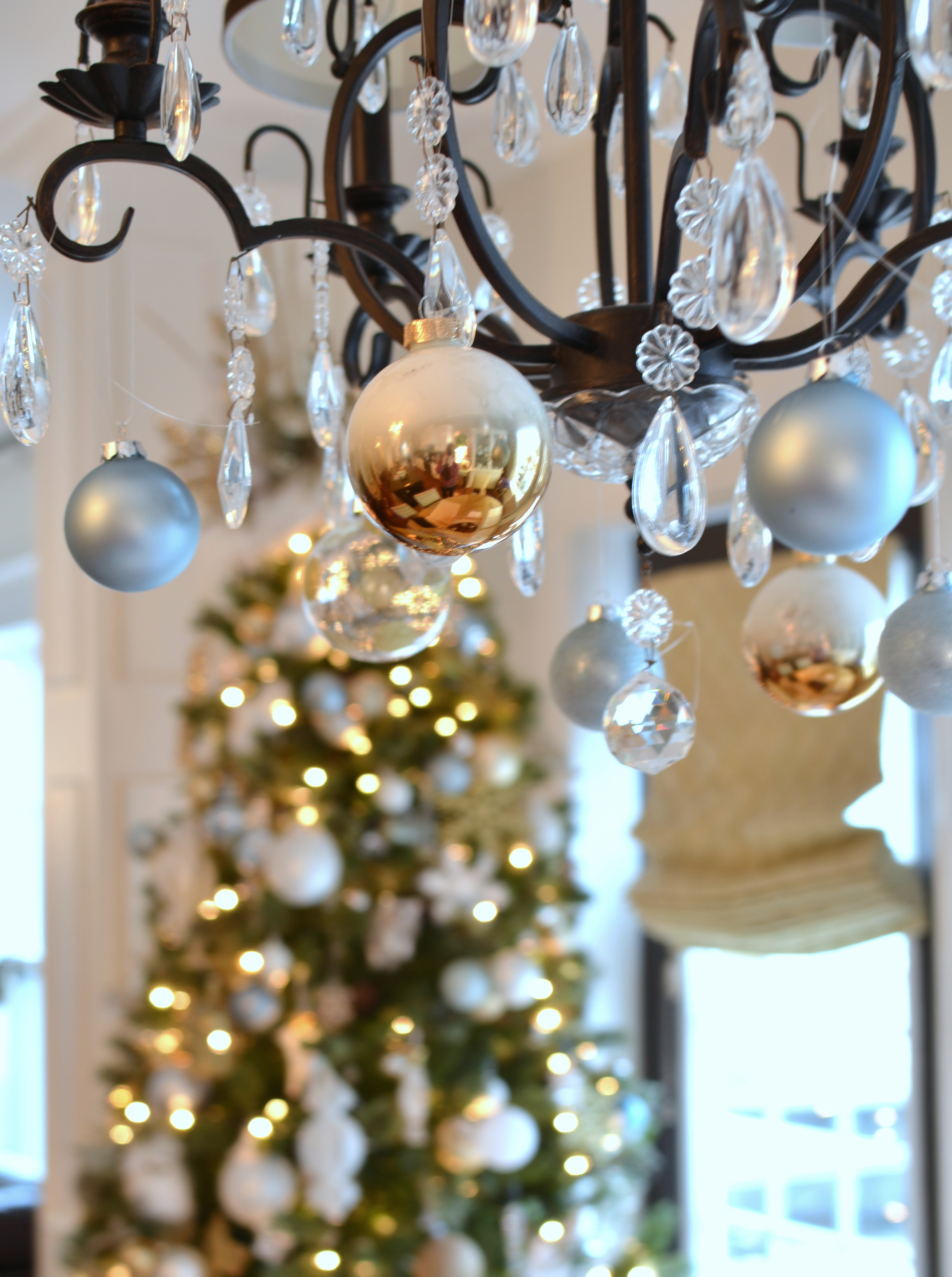 Holiday ‘House Tour’: A Gold and White Christmas