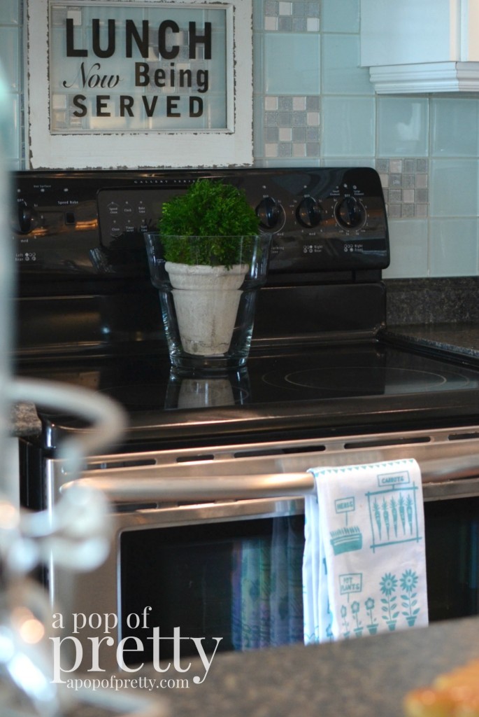 Canadian bloggers home tour - A pop of pretty kitchen 2