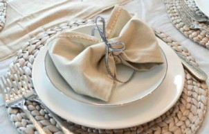 How to Tie Napkins Into Pretty Bows {Summer Table Ideas}