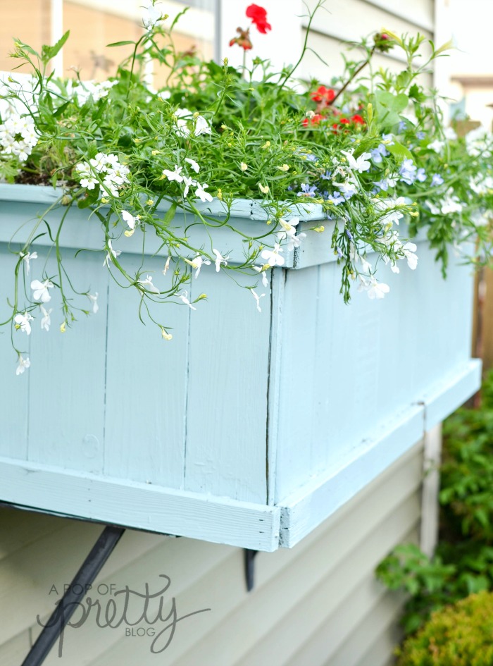 summer decorating - aqua flower box