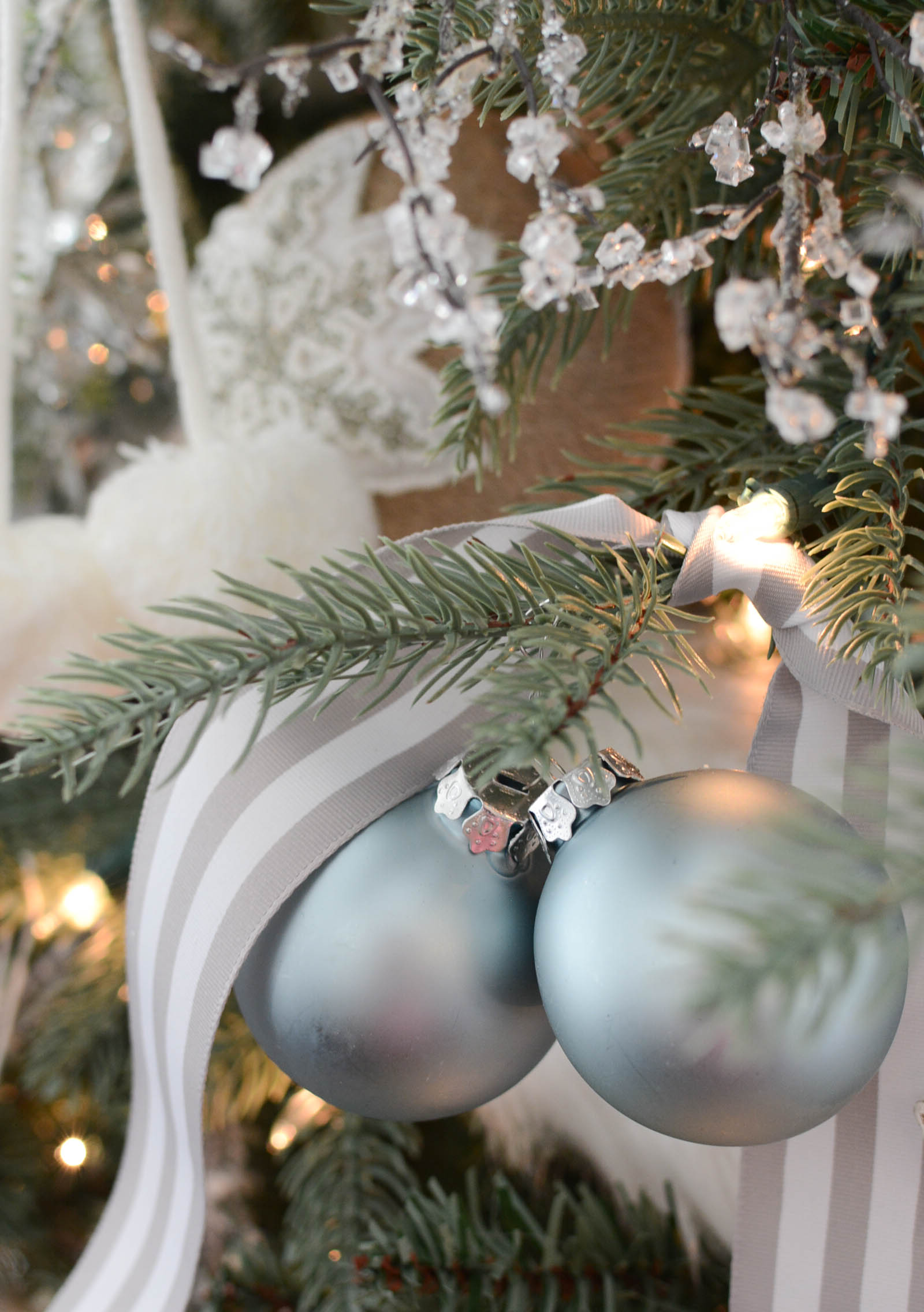 White Christmas Theme Decor Tips + Ideas (Home Tour)  A Pop of Pretty