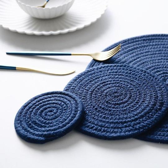 classicnavywovenpotmatssetof3janiejutecoasterjuteblueplacemat_595_540x A Pop of